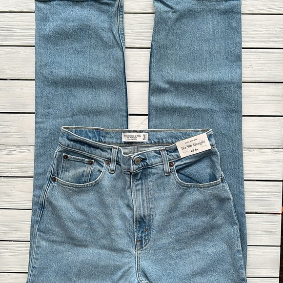 NWT Abercrombie & Fitch Ultra High Rise 90s Straight Jean in Light Destroyed 6 - Picture 9 of 13
